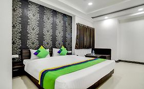 Treebo Grand Euro Pipliyahana Square